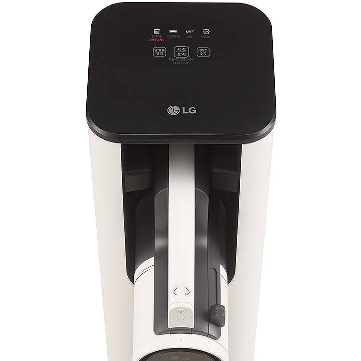 LG 로고가 있는 가전 제품의 상단 부분이 보입니다. 상단 패널에는 여러 개의 아이콘과 버튼이 있습니다. 먼지통 비움이라는 텍스트가 있으며, 버튼에는 일시 정지, 세척/건조, UV-C 살균이라는 기능이 표시되어 있습니다. 디자인은 깔끔하고 현대적입니다.